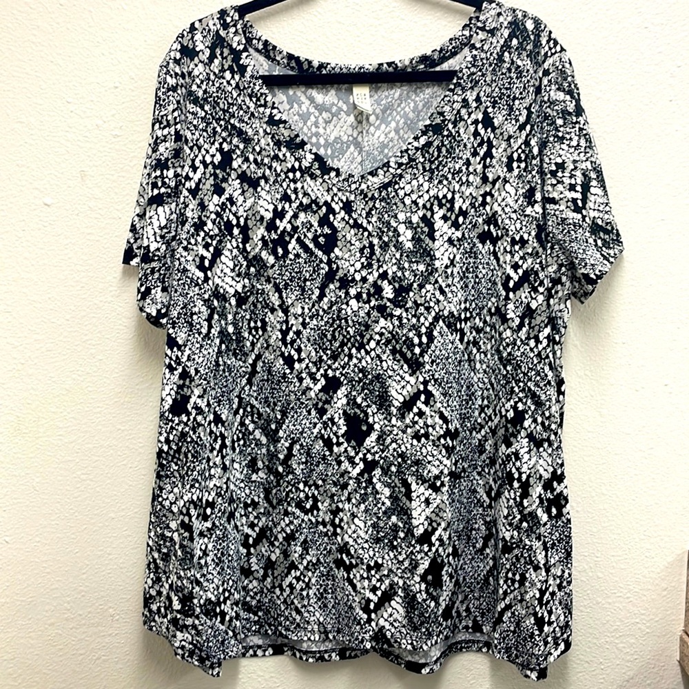 Sz 2x - Snake Print Top - Super Soft - Flowy - V-Neck